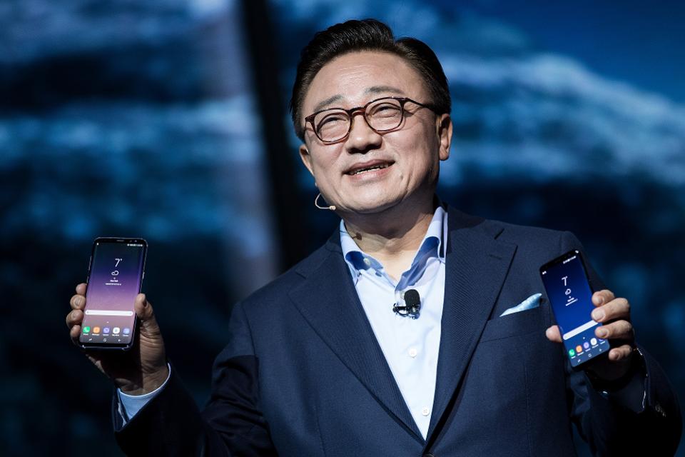 Samsung's Q3 revenue hit its highest in 3 years, despite market shrinkage by 6%.